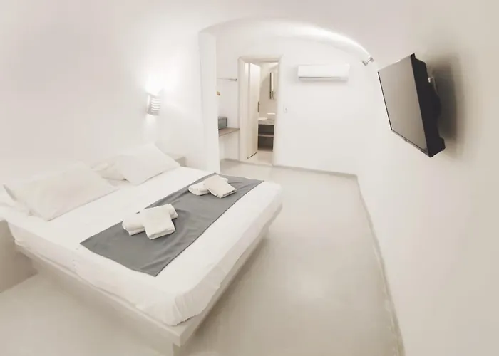 Center Lovely Fira (Santorini)